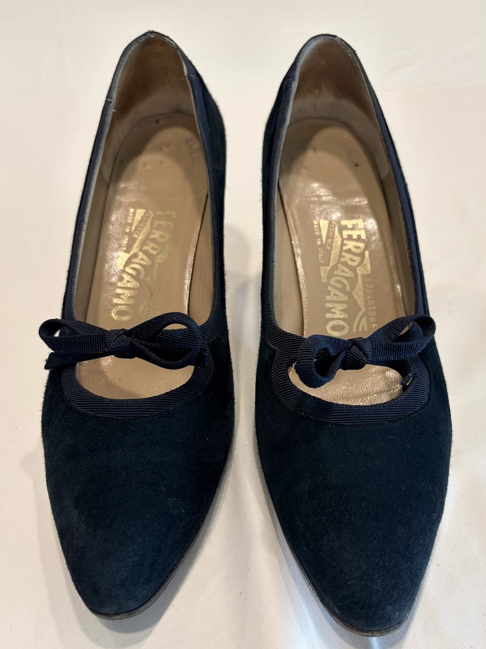 Salvatore Ferragamo Navy Blue Suede Grosgrain Ribbon Bow Low Heel Pumps Size 8